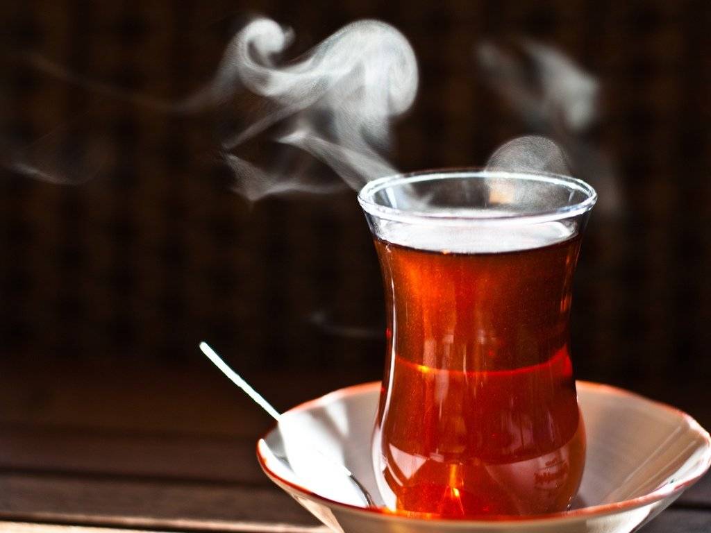 Yemekten sonra çay içenlere kötü haber! Çay tiryakileri üzülecek: Canan Karatay üstüne basa basa uyardı! Çayın zararları neler? 6