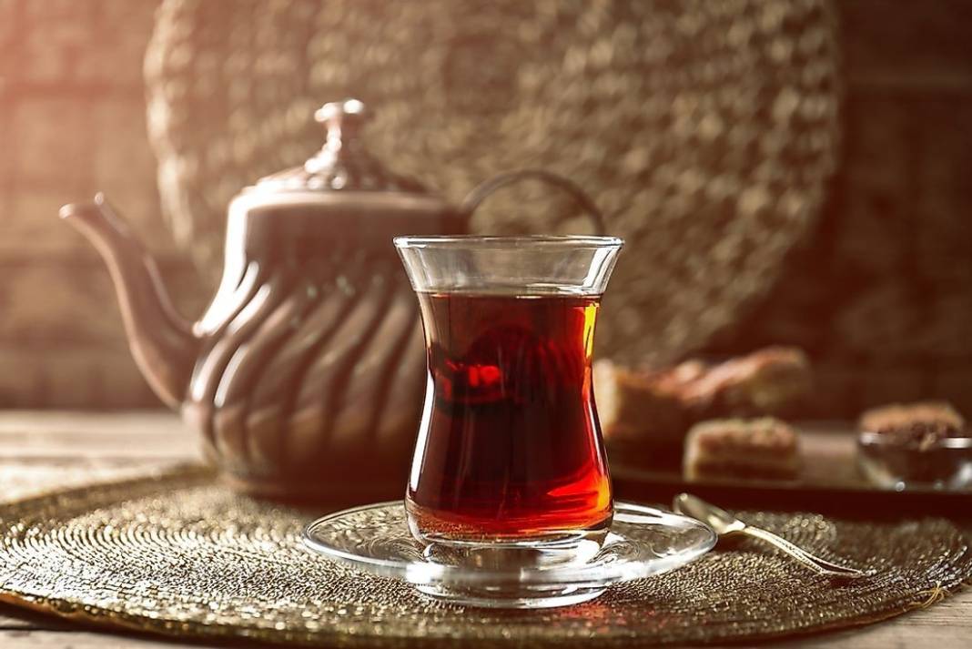Yemekten sonra çay içenlere kötü haber! Çay tiryakileri üzülecek: Canan Karatay üstüne basa basa uyardı! Çayın zararları neler? 4