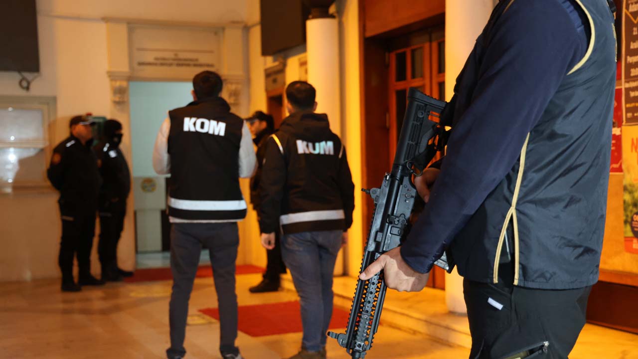 Adana Büyükşehir Belediyesi'ne rüşvet operasyonu: Çok sayıda gözaltı var!