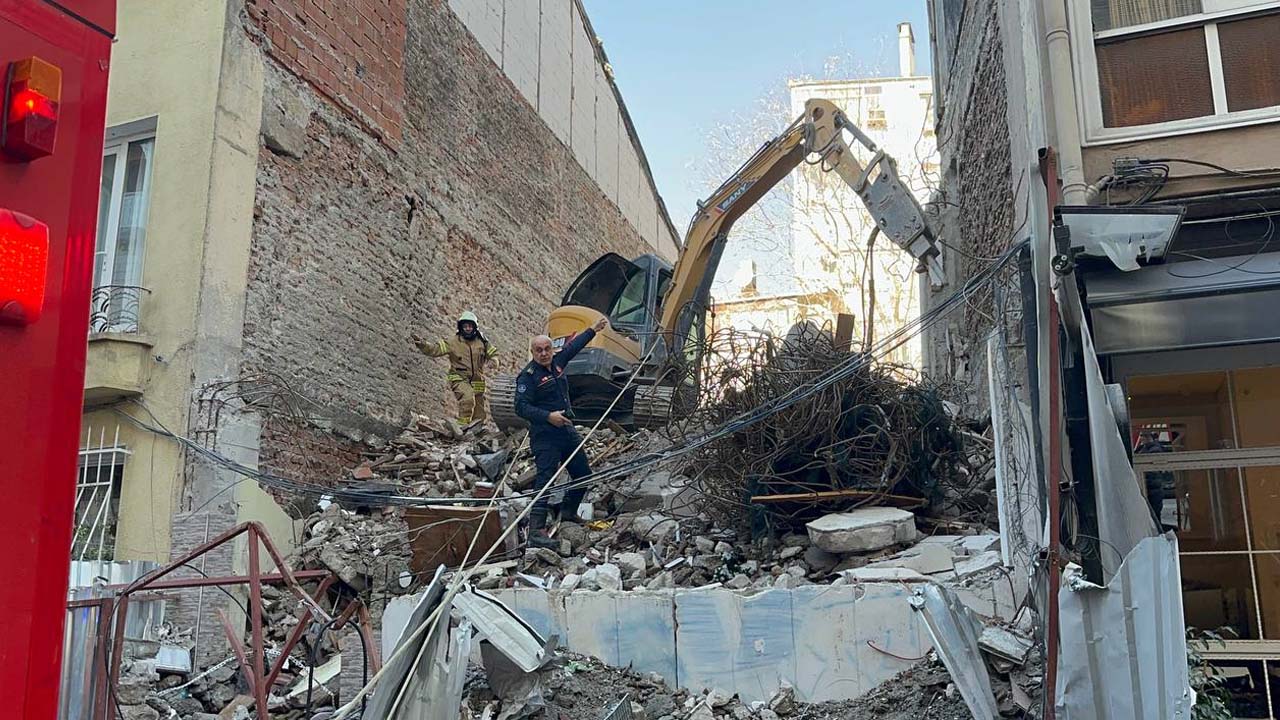 Kadıköy'de bina çöktü: Enkaz altında kalanlar var!
