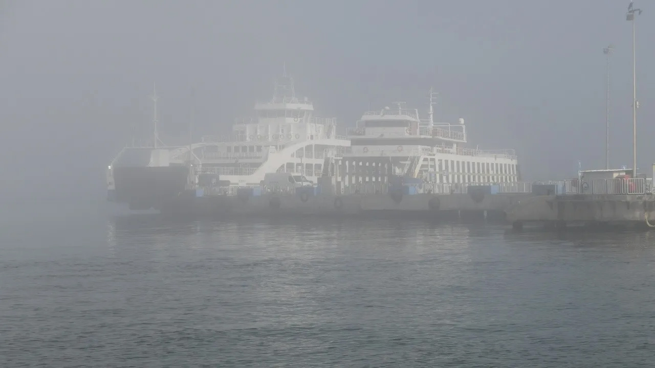 Deniz ulaşımına sis engeli: Çanakkale Boğazı gemi geçişlerine kapatıldı