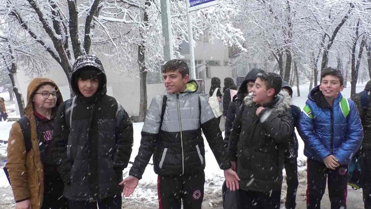 Kar yine eğitimi vurdu: İki ilde okullar tatil