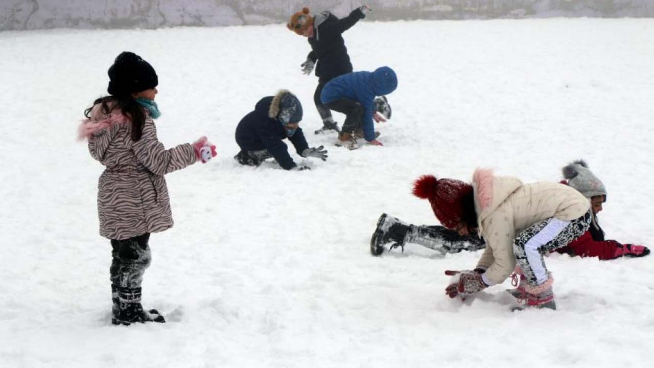 Marmara'da kar yağışı başladı! Bir ilde bugün ve yarın okullar tatil edildi