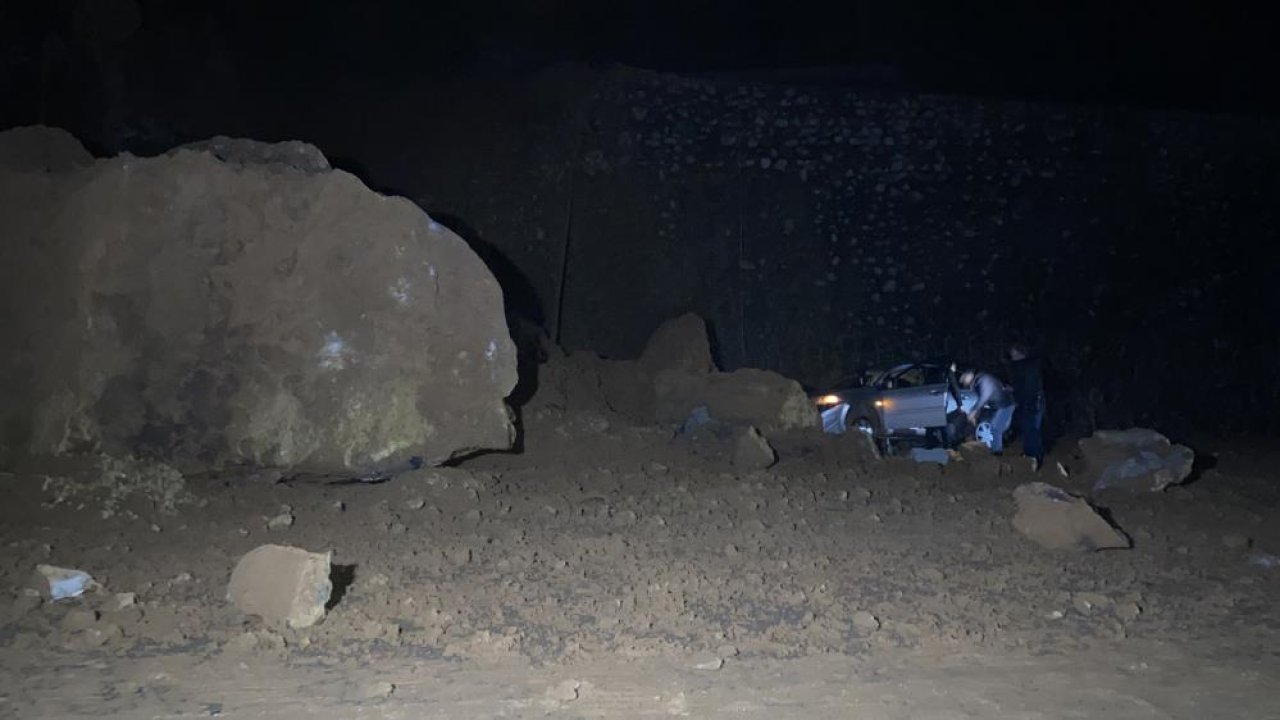 Zonguldak'ta faciadan dönüldü: Heyelan dev kayaları karayoluna düşürdü!