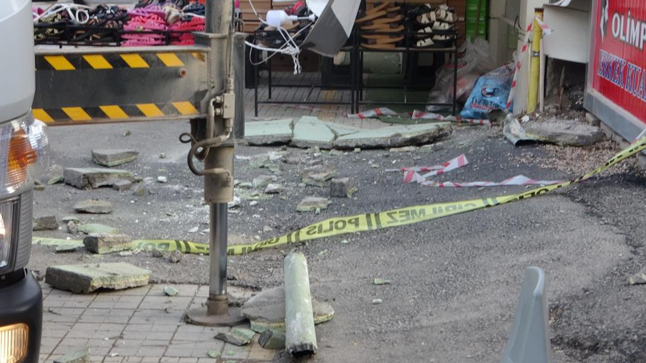 Malatya’da 5.2'lik depremde bazı evlerde hasar oluştu! Sokağa dökülen parçalar paniğe sebep oldu