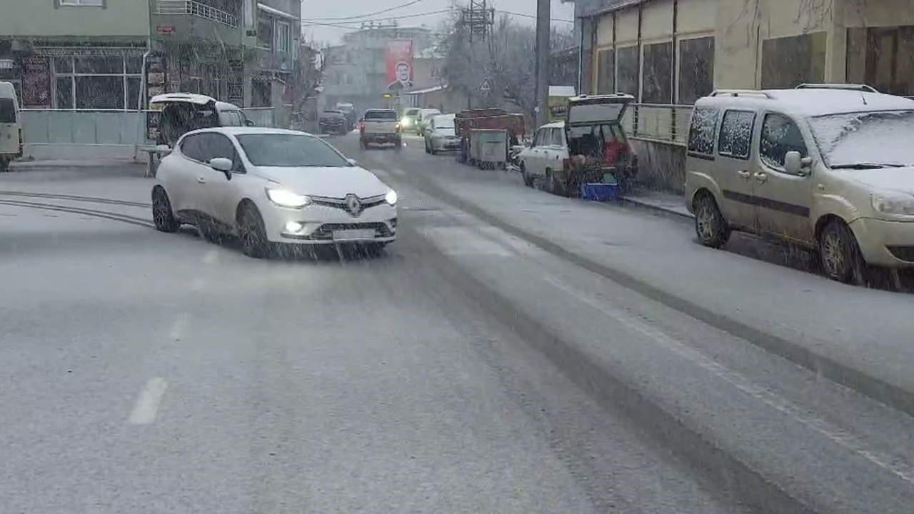 Meteoroloji ve AKOM uyarmıştı: İstanbul’da kar cadde ve sokakları beyaza bürüdü