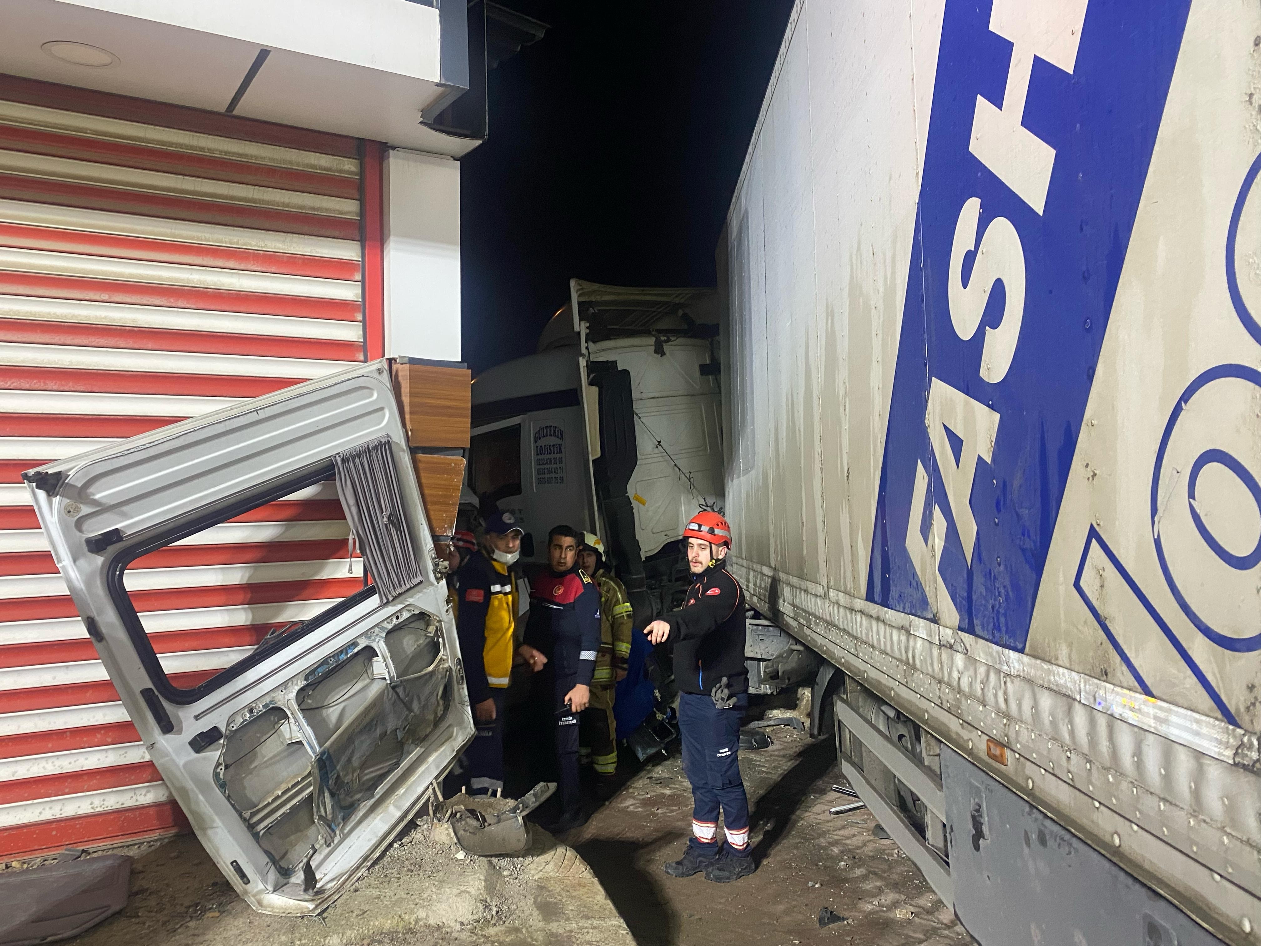 İzmir’de can pazarı! TIR ile işçileri taşıyan minibüs kafa kafaya çarpıştı: 2 ölü, 15 yaralı!
