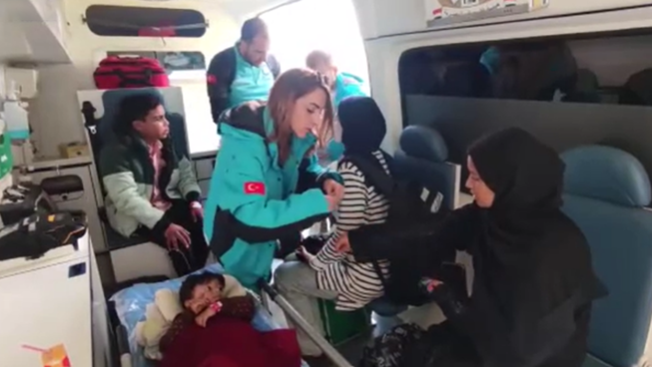49’u hasta, 106’sı refakatçi olmak üzere 155 Filistinli Türkiye’ye getirildi