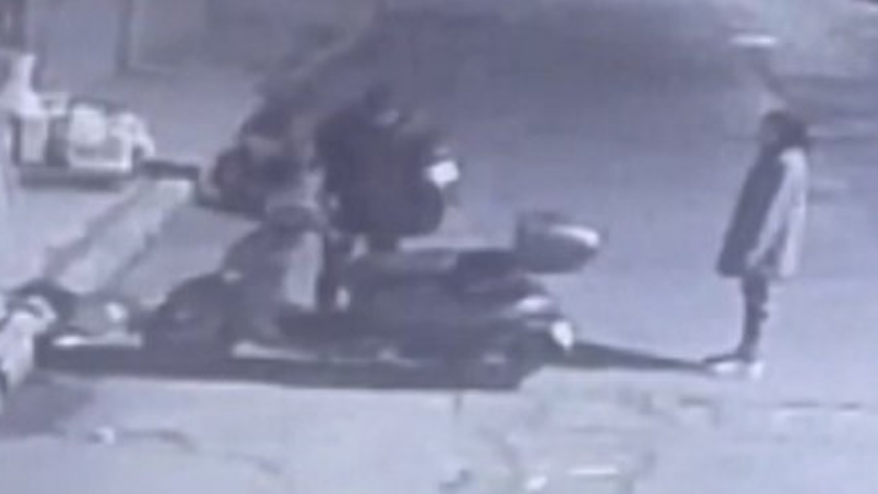 Anbean kamerada: Motosiklet hırsızları bekçilere yakalandı!