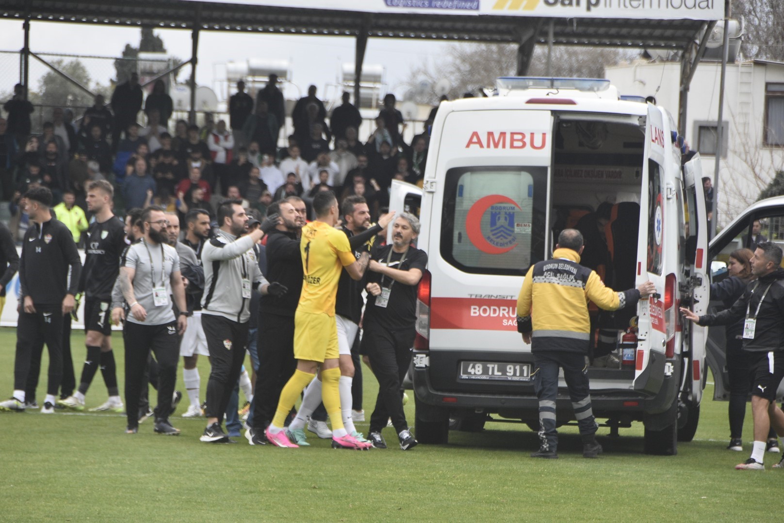 Bodrum FK – Eyüpspor maçı karıştı: Arda Turan'a yabancı cisim atıldı, Uğur Demirok ambulansla hastaneye kaldırıldı