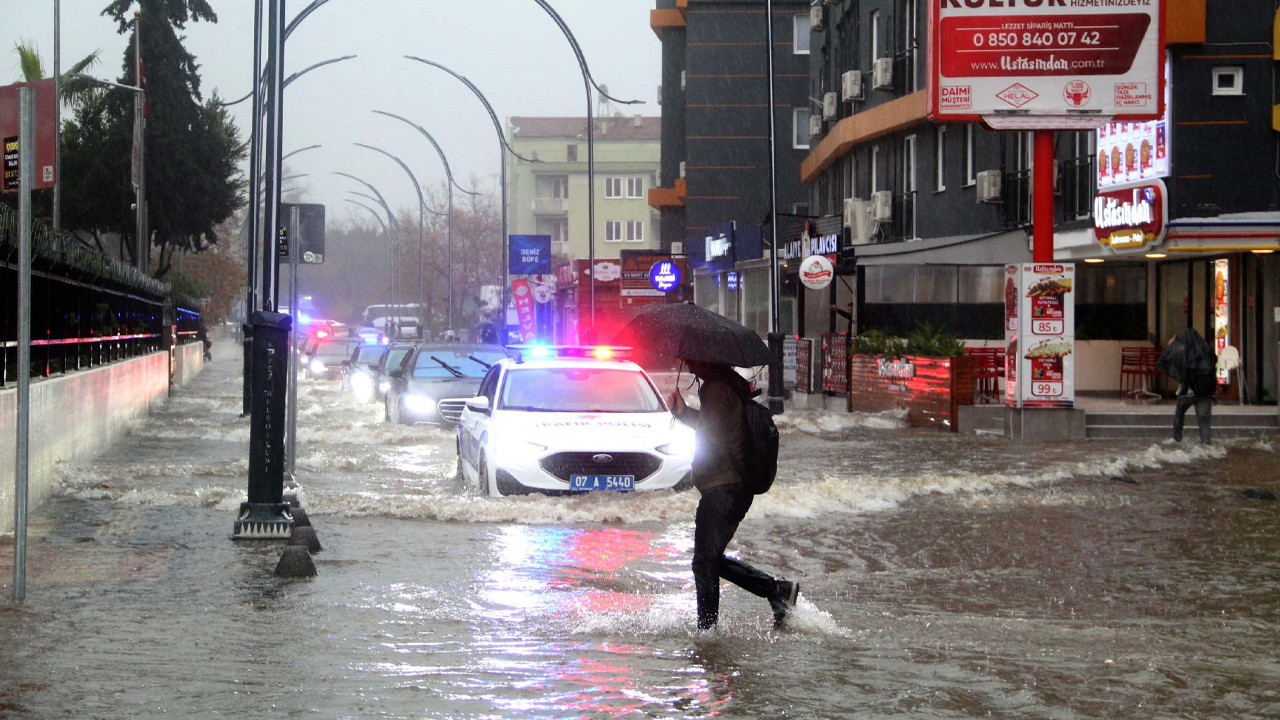 Meteoroloji turuncu kodla uyarmıştı: Antalya’da yollar nehre dönüştü