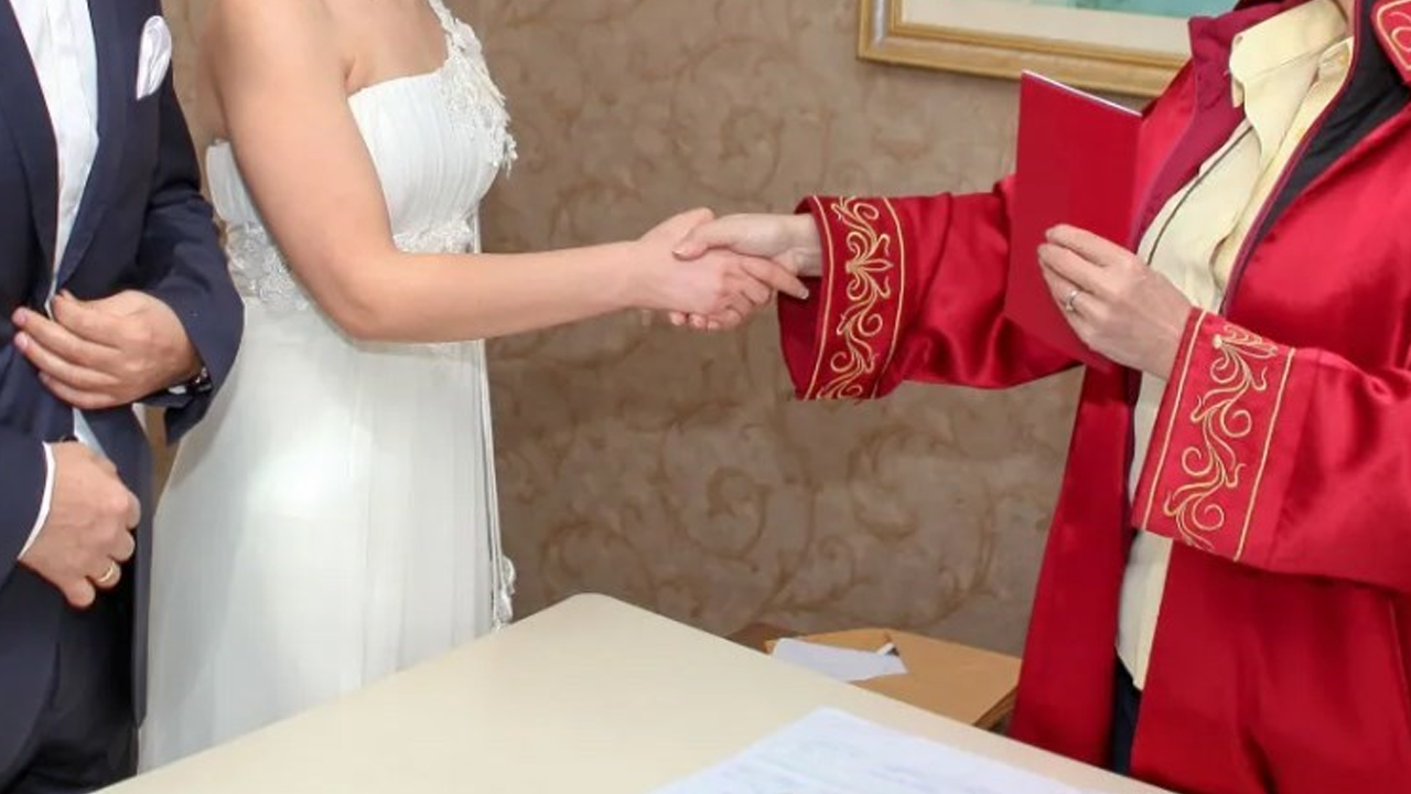 'Temsili nikah memuru' meslek haline geldi: 10 dakikalık işinin ücreti dudak uçuklatıyor