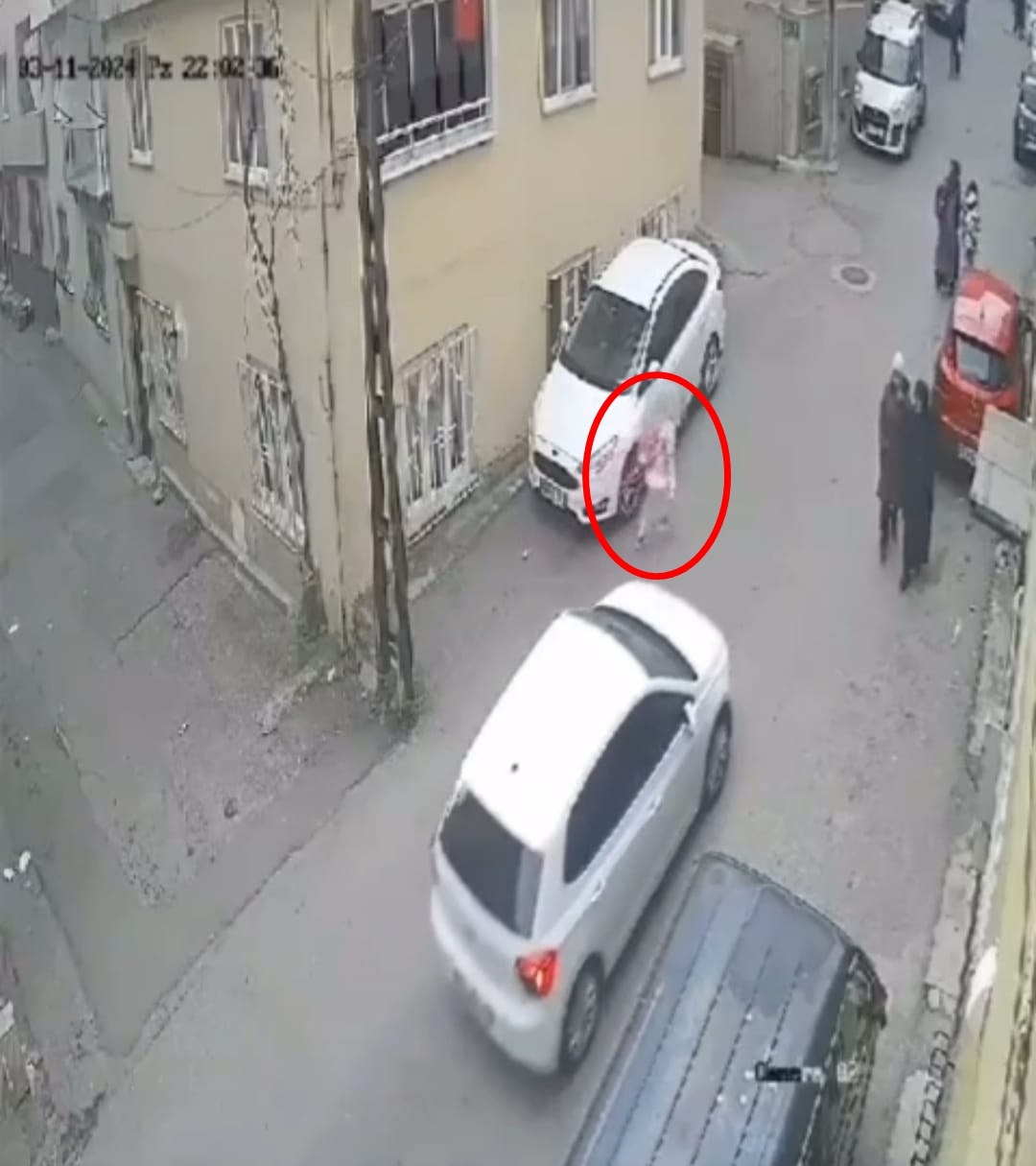 Küçük kıza araba çarptığını görünce pencereden atlayıp yardıma koştu: O anlar kamerada!