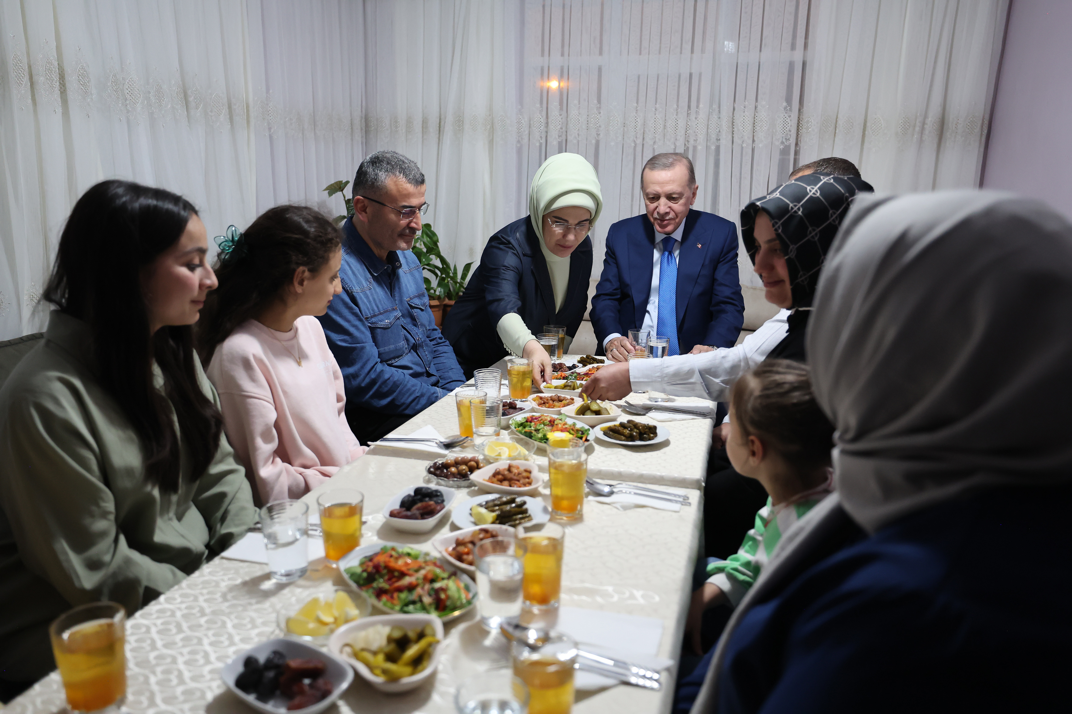 Cumhurbaşkanı Erdoğan iftarda bir vatandaşın evine misafir oldu