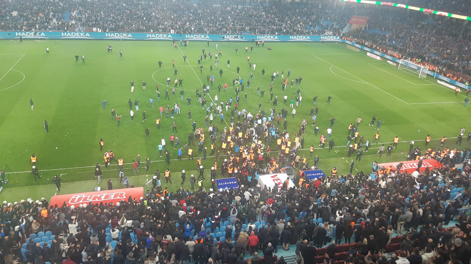 Trabzonspor - Fenerbahçe maçı sonrası saha karıştı: Soruşturma başlatıldı!