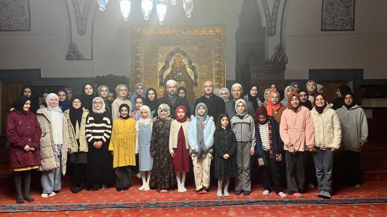 Kur'an kursu öğrencileri tarihi camide iftar açtı