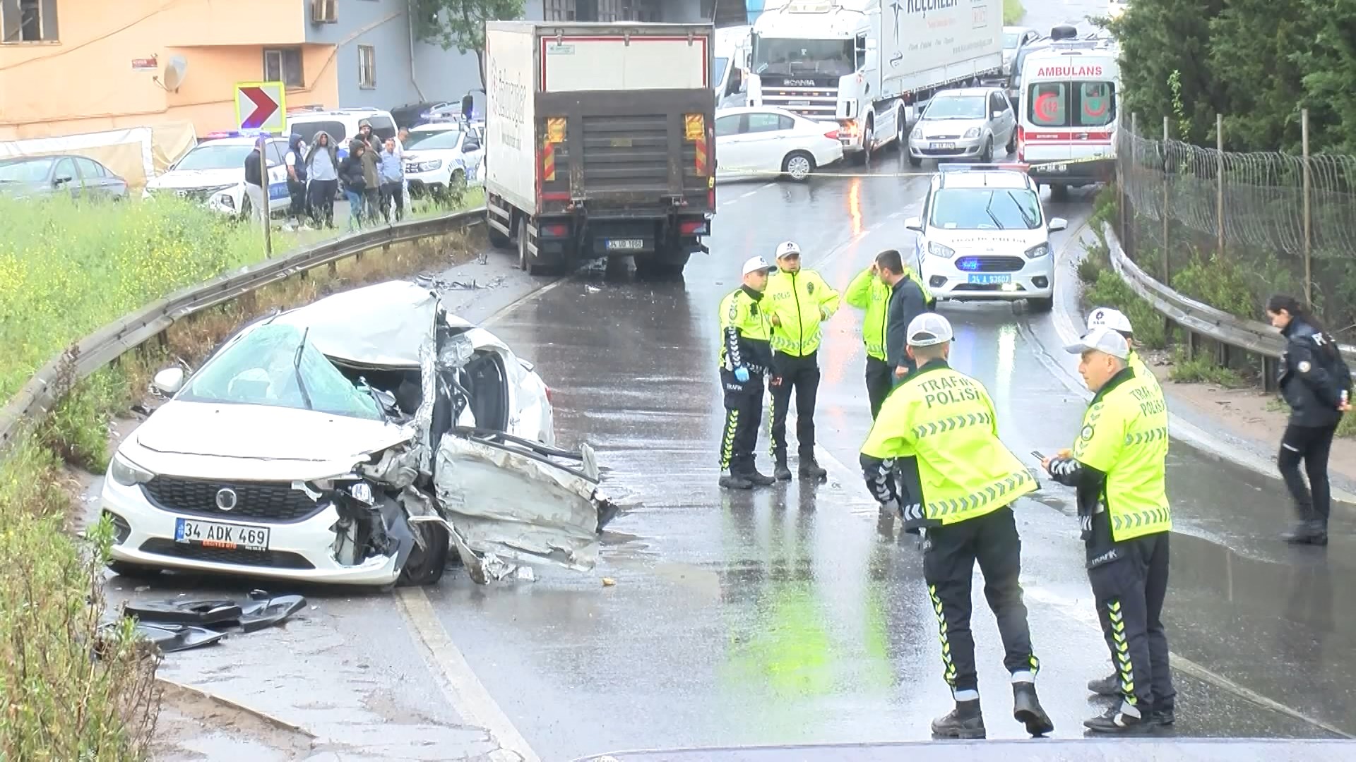 İstanbul - Sultanbeyli’de kamyon ile otomobil çarpıştı: 2 ölü 4 yaralı