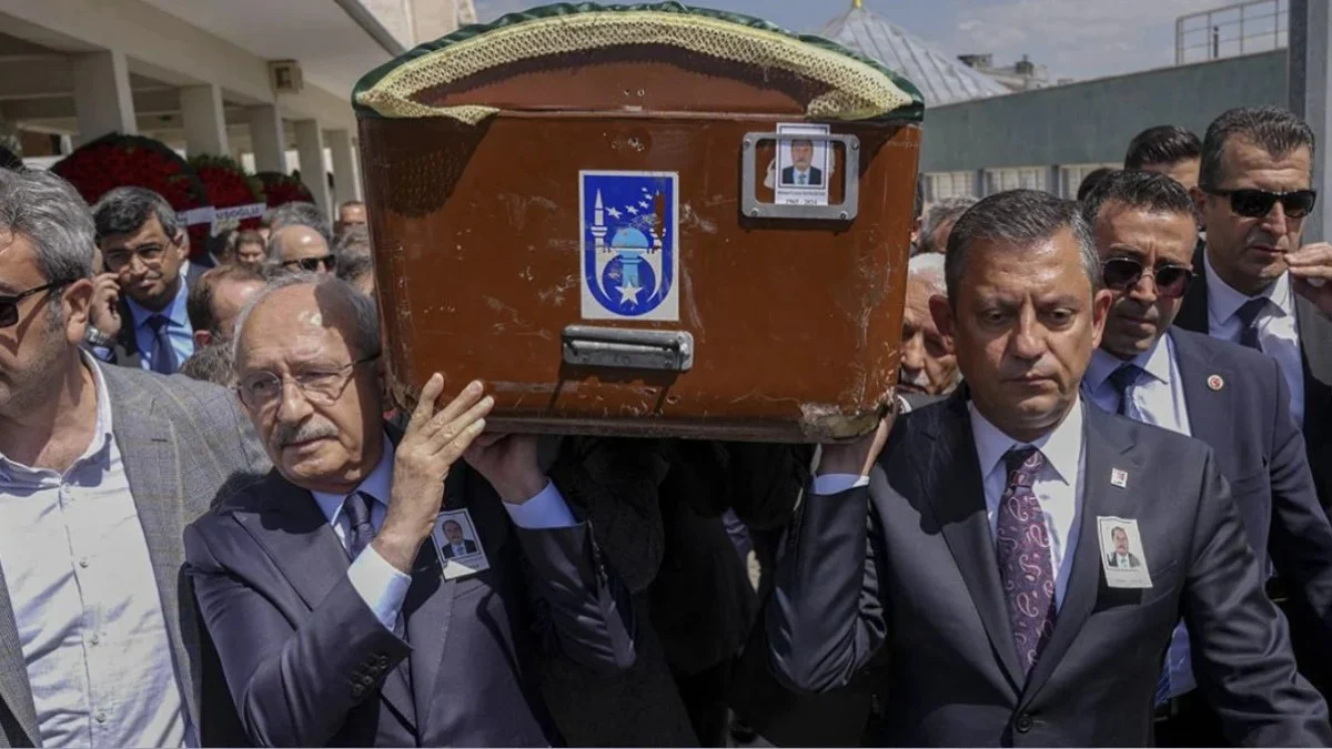 CHP TBMM Müdürü Bayraktar'ın cenazesini Kılıçdaroğlu ve Özel birlikte omuzladı