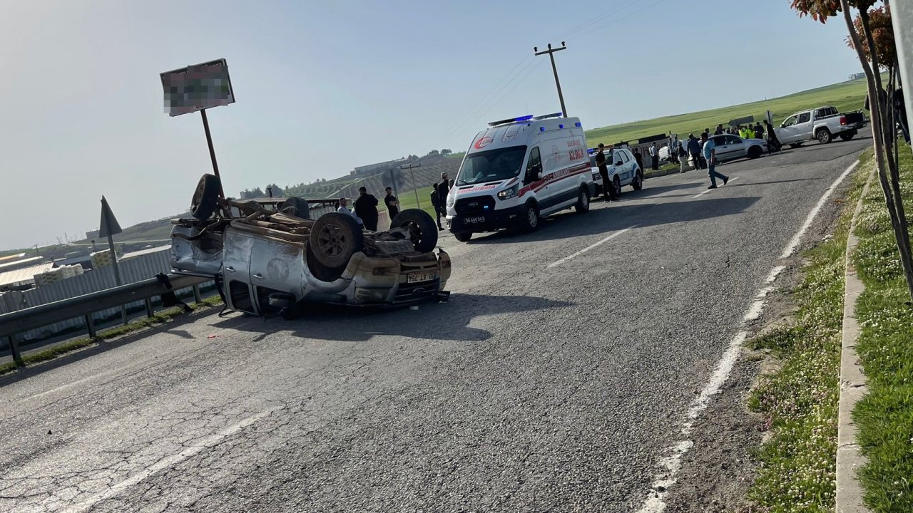 Siirt'te 2 kamyonet çarpıştı: 3 yaralı