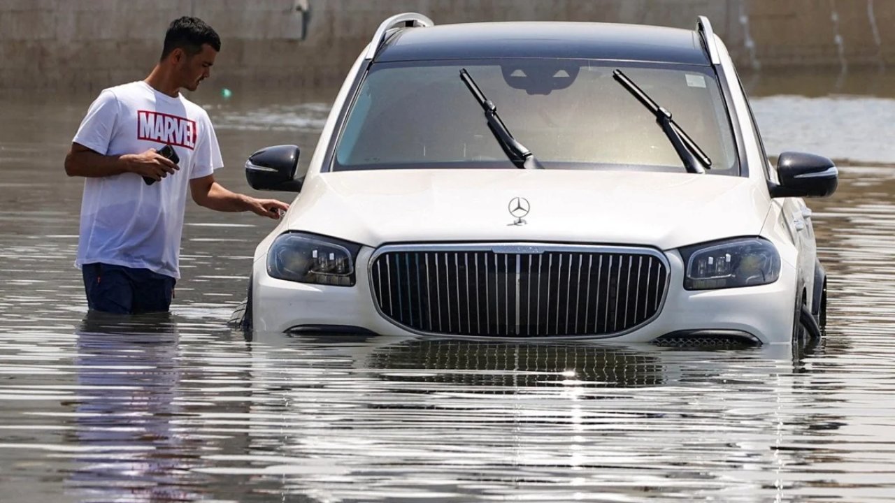 Sele teslim olan Dubai'de şimşeklerin sırrı anlaşıldı