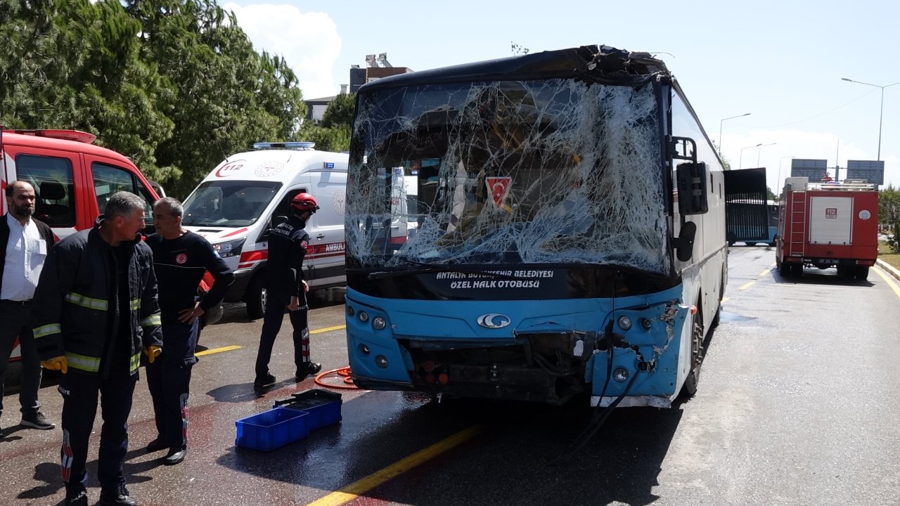 3'ü halk otobüsü, 7 aracın karıştığı kazada 8 yaralı