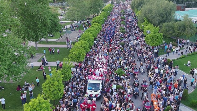 ADANA Portakal Çiçeği Festivali’nde binlerce kişinin katıldığı rengarenk kortej göz kamaştırdı