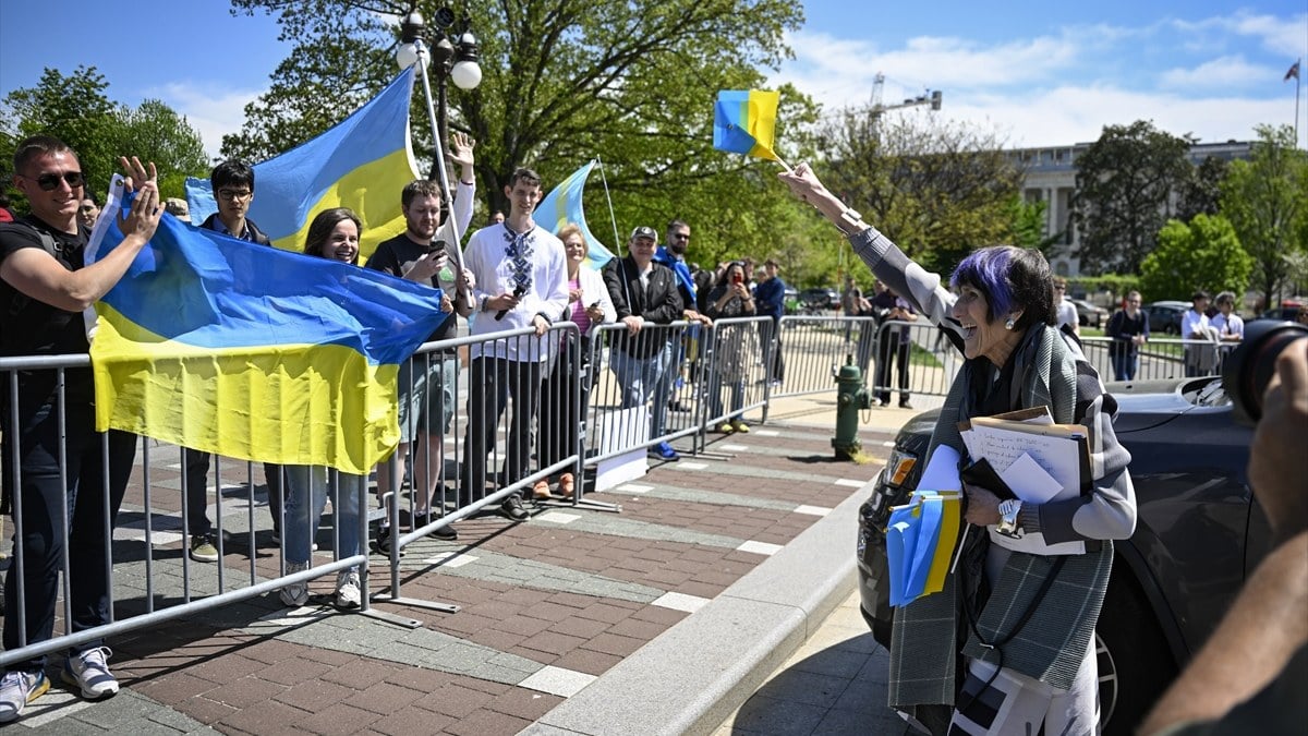 Ukrayna destekçileri, ABD'nin 61 milyar dolarlık yardım kararını sevinçle karşıladı
