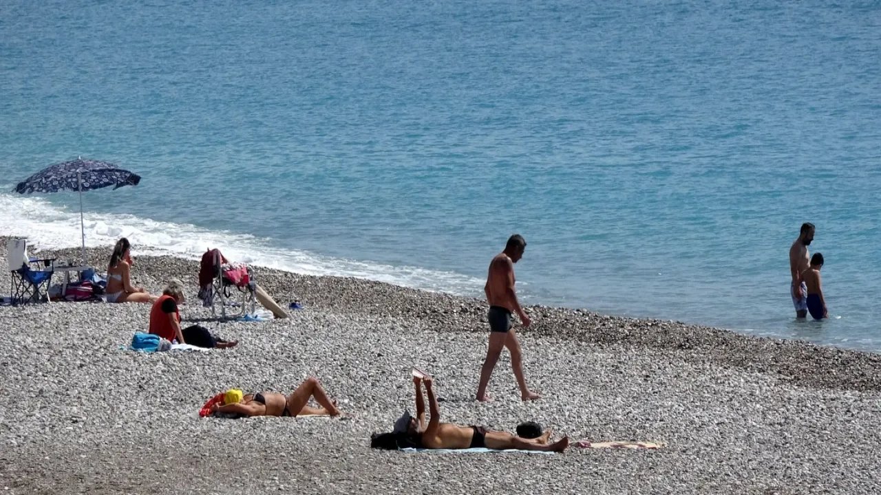 Antalya'da dünkü fırtına sonrası sahil doldu; denize de girdiler