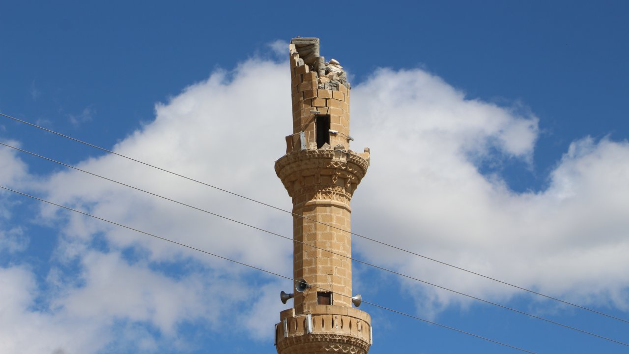Tokat'taki depremde hasar gören minare, kontrollü olarak yıkıldı