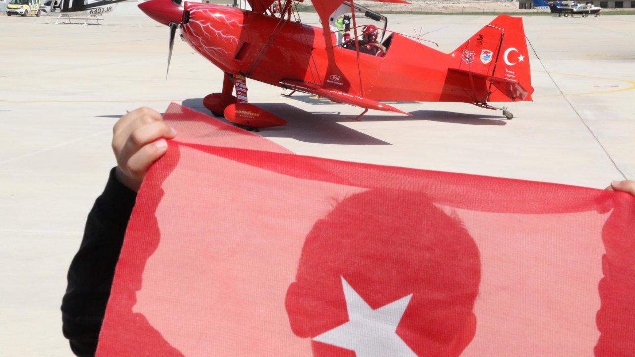 Akrobasi pilotu Semin Öztürk’ten çocuklara özel gösteri