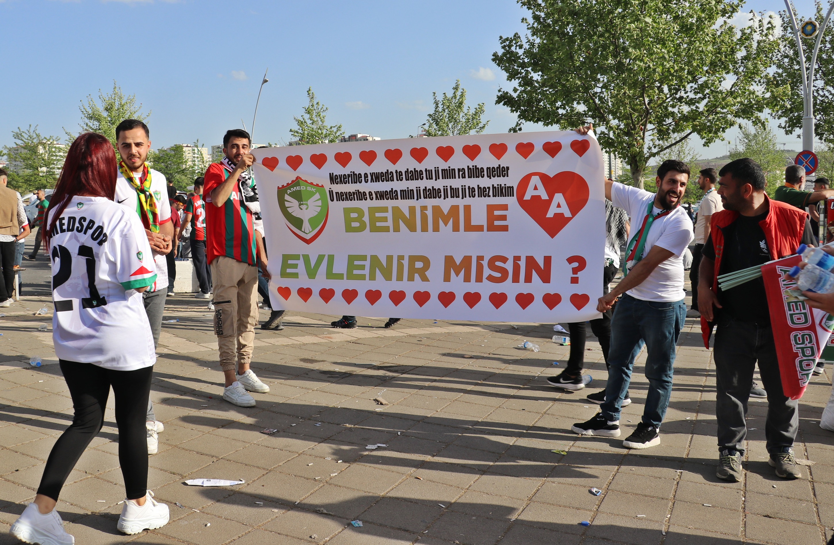 Diyarbakır’da stattan çıkışta sürpriz evlilik teklifi