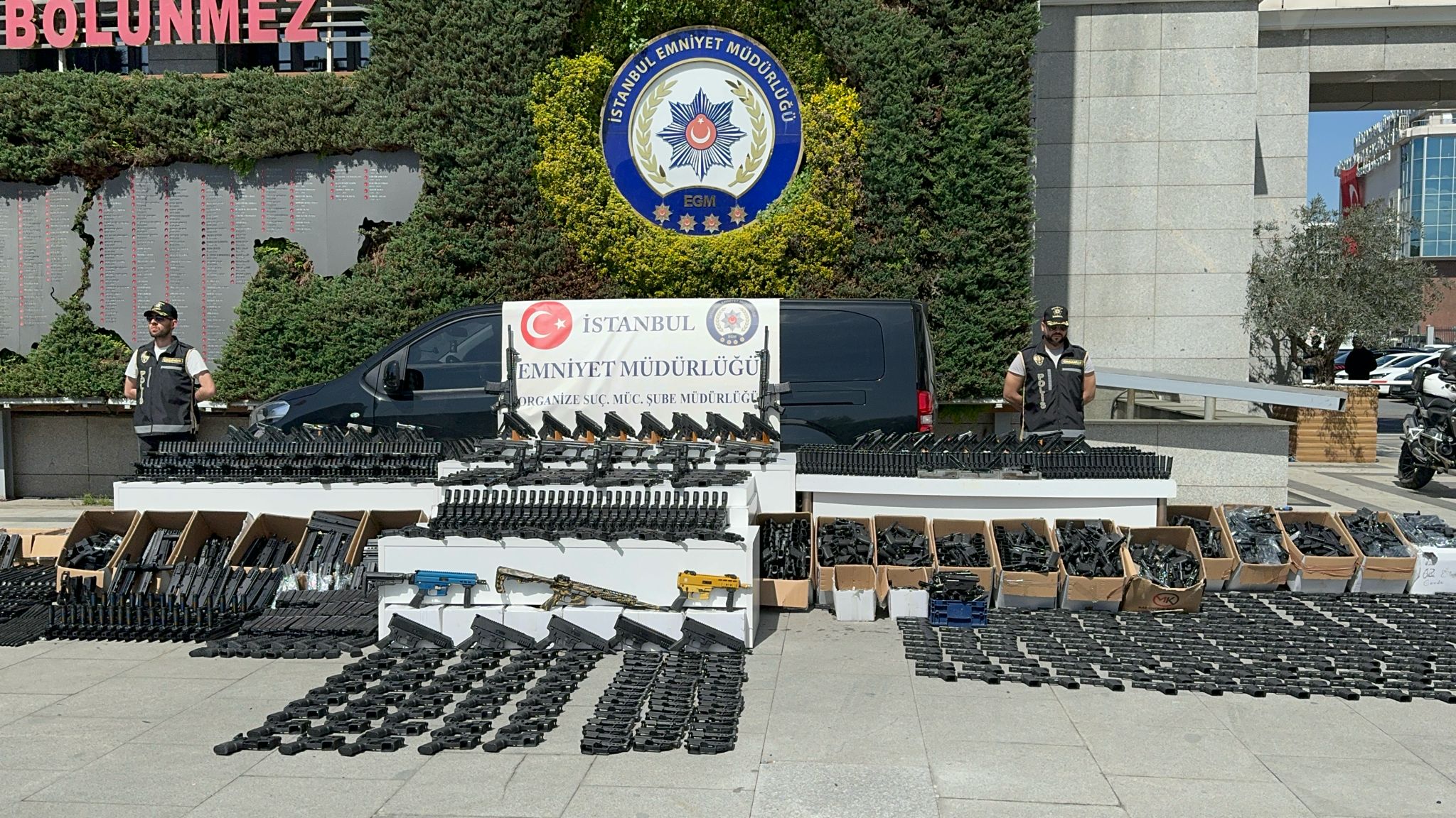 İstanbul- Mahzen-28 operasyonunda ele geçirilen silah ve mühimmatlar emniyette sergilendi
