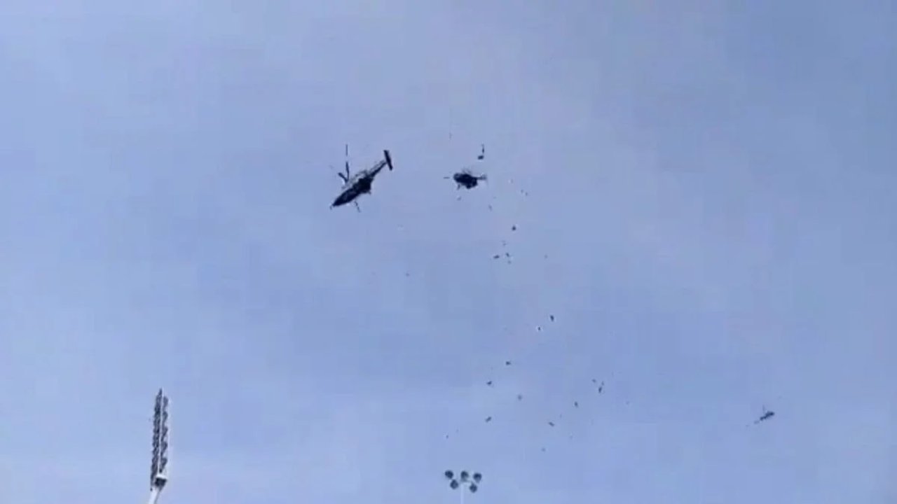 Malezya'da 2 askeri helikopterin havada çarpıştı.