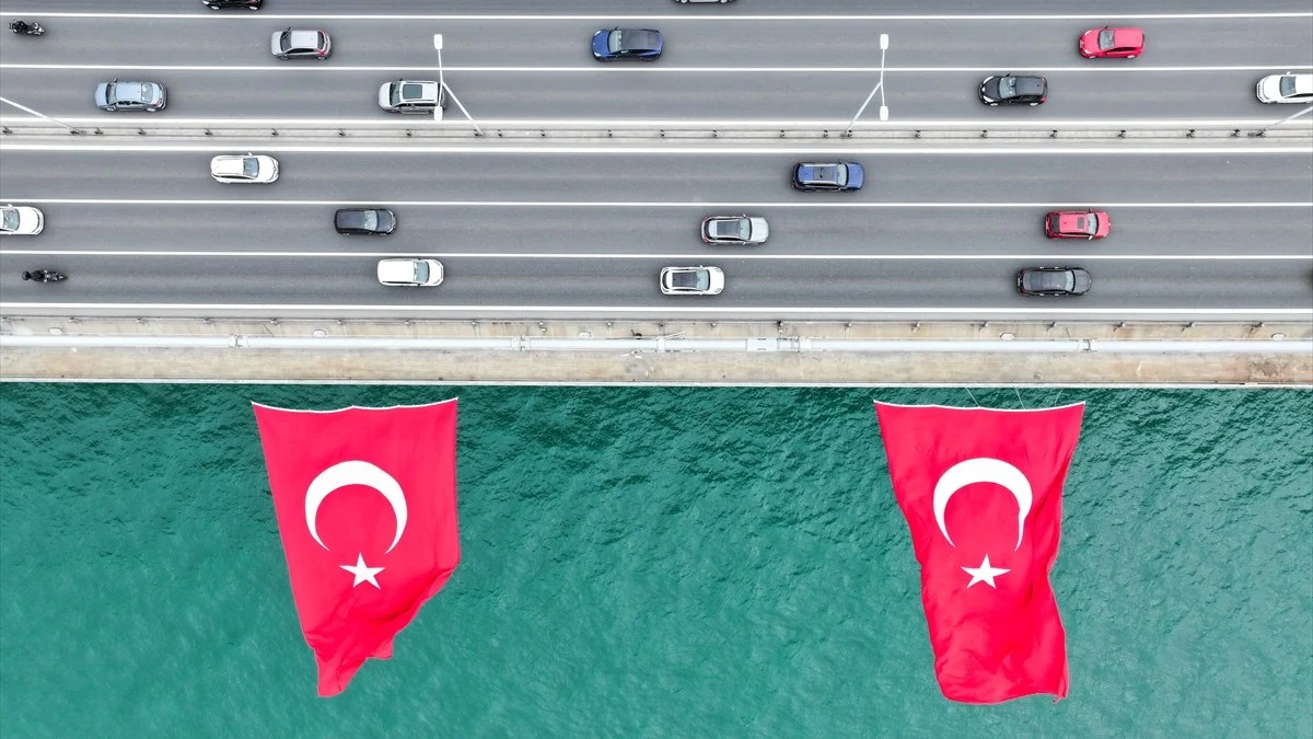 23 Nisan'da Türk bayrakları 15 Temmuz Şehitler Köprüsü'nde dalgalandı