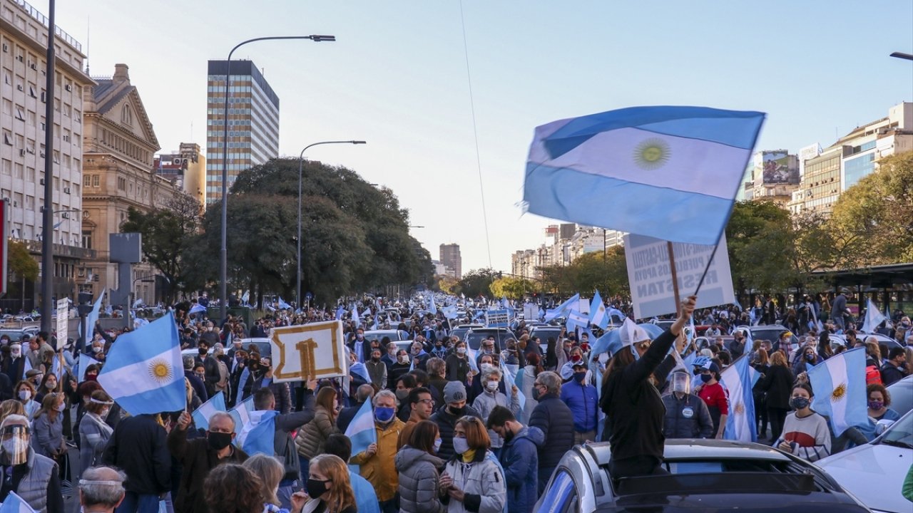 Arjantin’de binlerce kişi hükümeti protesto etmek için sokağa döküldü