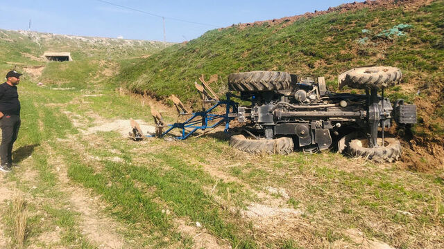 Tarla sürerken traktör devrildi: 1 ölü