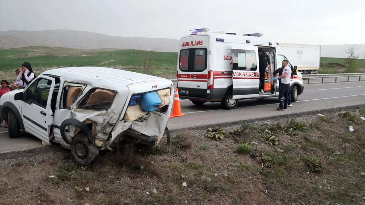 Sivas'ta iki hafif ticari araç çarpıştı: 7 yaralı