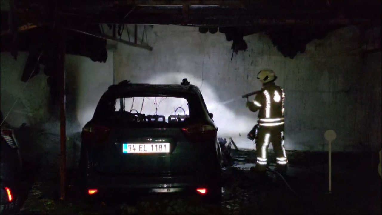 Kadıköy'de otoparktaki otomobilde başlayan yangın, yanında bulunan araçlara sıçradı