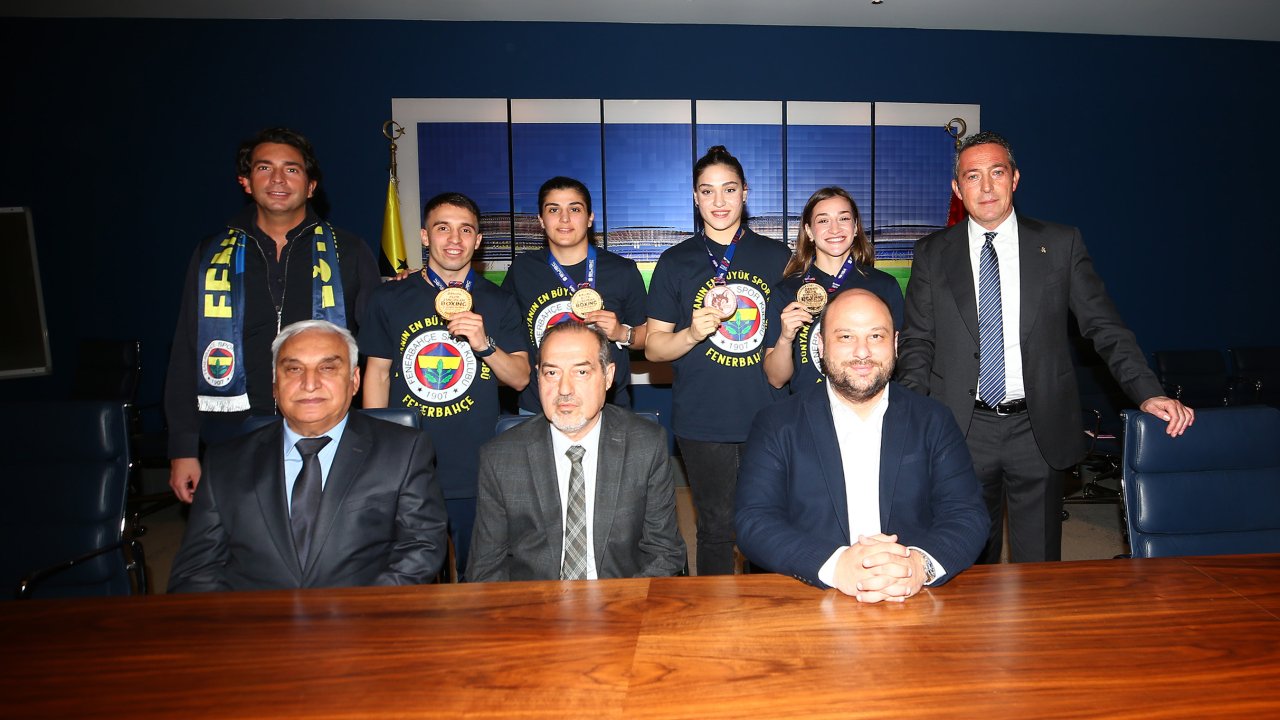 Fenerbahçe Başkanı Ali Koç, Avrupa şampiyonu olan Fenerbahçeli boksörler ile bir araya geldi