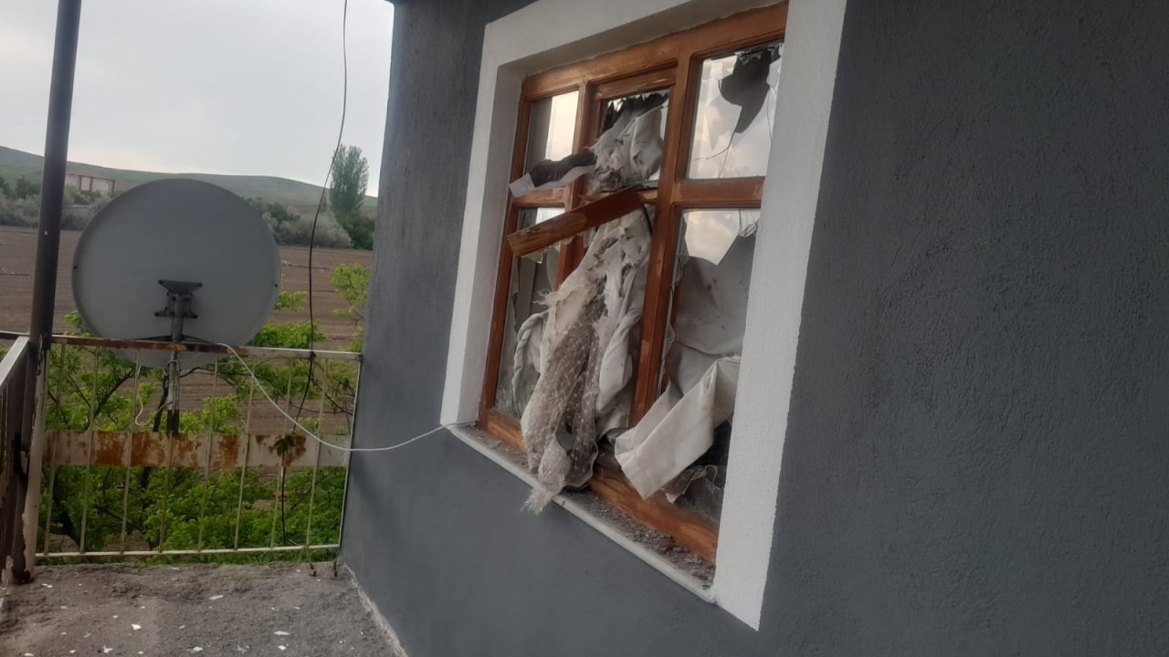 Sivas'ta yıldırım düşen evde hasar oluştu