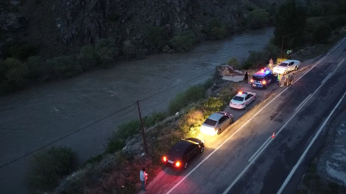 Erzincan'da yoldan çıkan otomobil nehre uçtu: Sürücü son anda kurtuldu