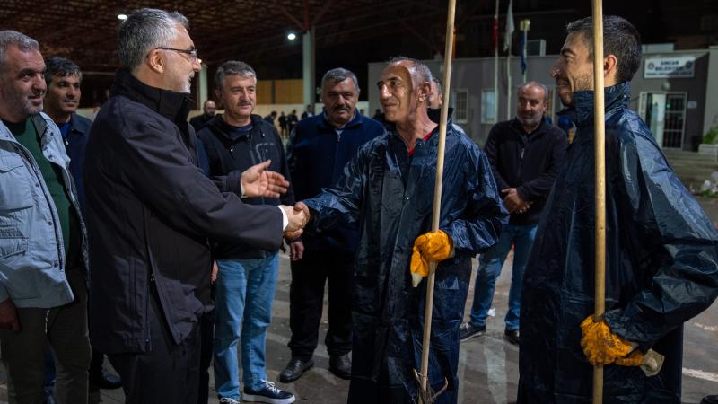 Çalışma ve Sosyal Güvenlik Bakanı Işıkhan, 1 Mayıs'ı işçilerle karşıladı