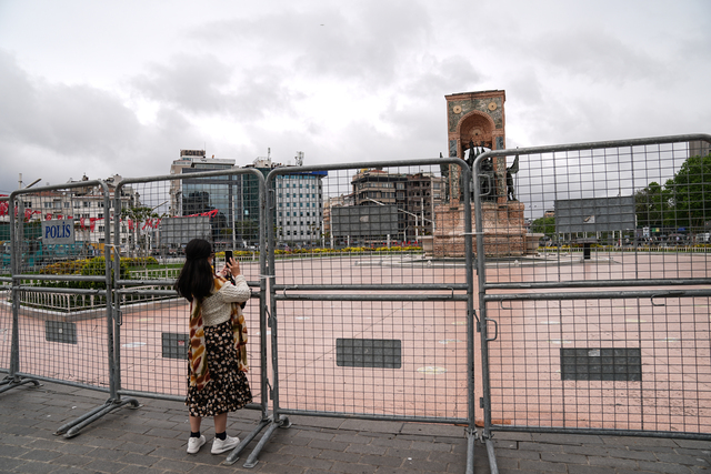 Taksim'deki kısıtlamadan turistler de nasibini aldı: Valizleriyle ortada kaldılar