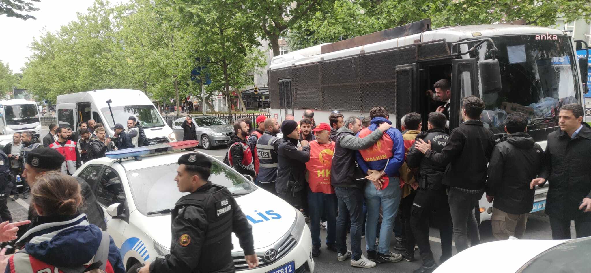 Beşiktaş'tan Taksim'e yürümek isteyen HKP’liler gözaltına alındı.