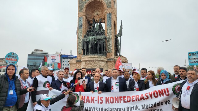 Sendikalar Taksim Anıtı'na siyah çelenk bıraktı: "TOMA'ların, barikatların biber gazlarının olmadığı 1 Mayısları özledik"