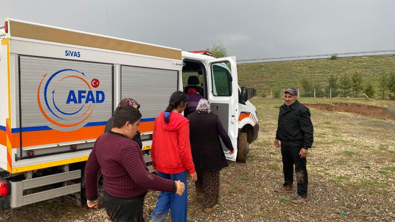 Sivas'ta sağanak; sokaklarda çamur birikintileri oluştu, mahsur kalan 5 kişilik aile kurtarıldı