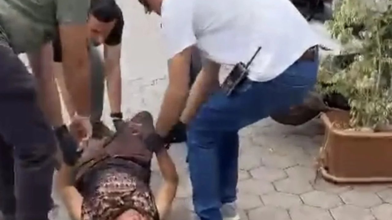 Adana'da hırsızlık için dükkana girdi: Polis dükkandan zorla çıkardı
