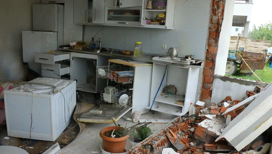 Mutfaktaki gaz sıkışması kaynaklı patlamada yaralandı