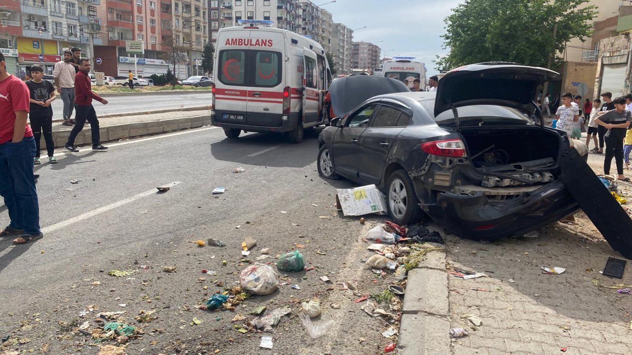 Mardin'de otomobil çöp konteynerine çarptı; 4 yaralı