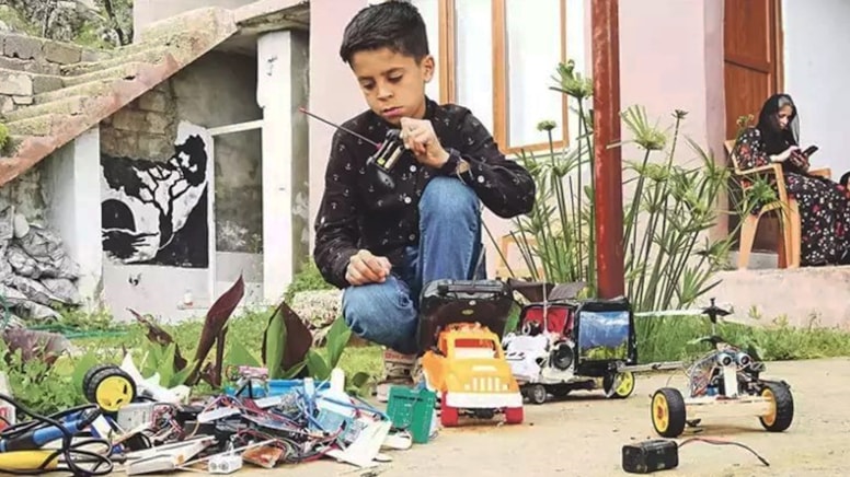 HAKKARİ'DE14 yaşındaki Aram, atık malzemelerden yaptığı helikopterden sonra sensörlü araba yaptı